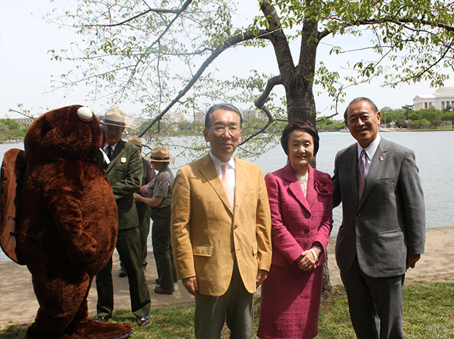米国日本大使館訪問　藤崎駐米大使、林前横浜市長と